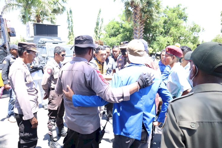 Humanis, Personel Polresta Kupang Kota Menjalin Keakraban Dengan Para Pendemo Aksi Tolak Kenaikan BBM Di Depan Kantor DPRD Provinsi NTT