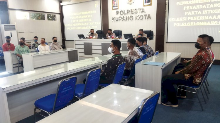 Pengambilan sumpah dan penandatanganan pakta integritas calon siswa tamtama Polri T. A. 2022 Polresta Kupang Kota