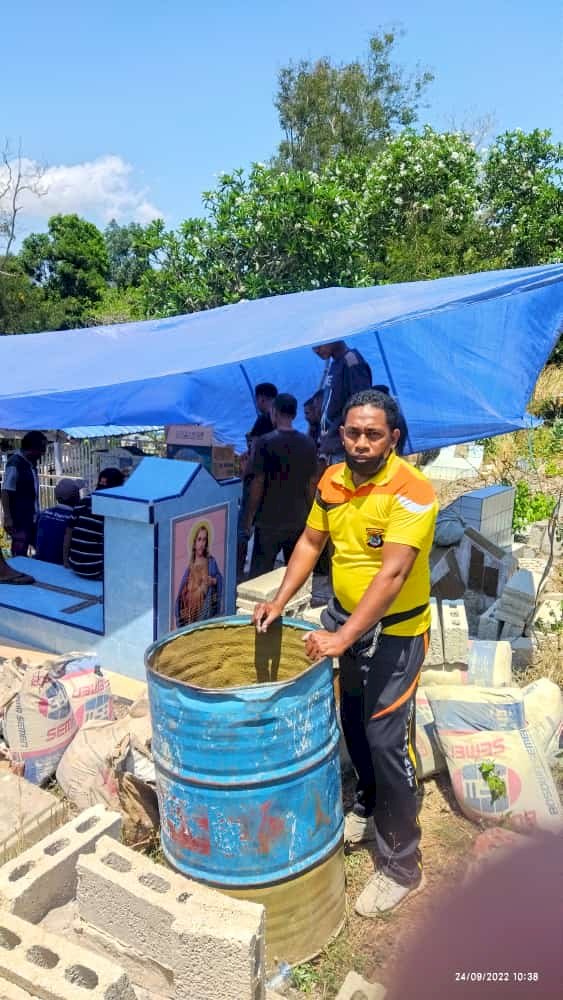 Bhabinkamtibmas Kelurahan Naikolan Bantu Warga Menggali Kubur