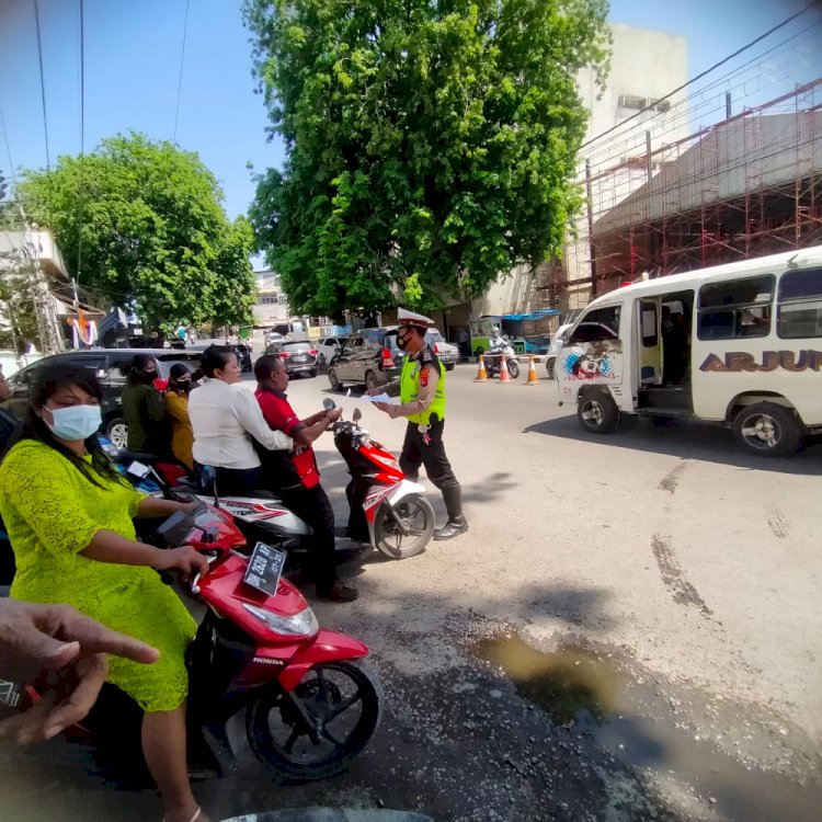 Personel Sat Lantas Polresta Kupang Kota Himbau Tertib Berlalu Lintas Pada Umat Gereja Koinonia