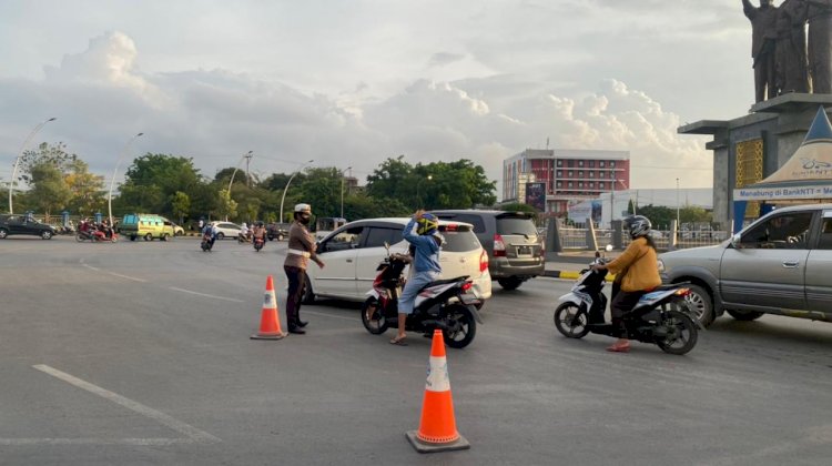 Antisipasi Kemacetan Di Jembatan Liliba Satuan Lalu Lintas Polresta Kupang Kota Laksanakan Rekayasa Jalur