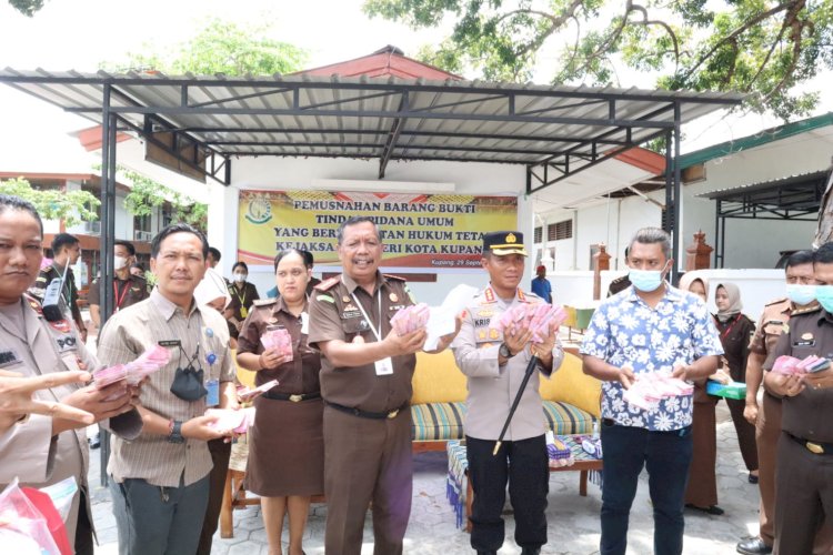 Polresta Kupang Kota dan Kejaksaan Negeri Kota Kupang Lakukan Pemusnahan Barang Bukti