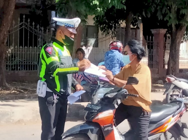 Giat Rutin Satuan Lalulintas Polresta Kupang Kota Saat Melakukan Himbauan Penggunaan Helm saat ke Tempat Ibadah.