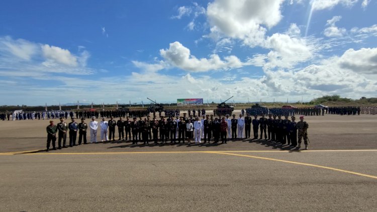 Kapolresta Kupang Kota Menghadiri Upacara HUT TNI Ke - 77 Tahun 2022 bertempat di Shelter F-16 Lanud El Tari Kota Kupang