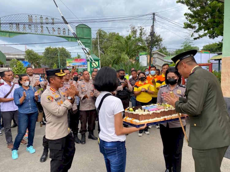 HUT TNI Ke-77, Kapolresta Beserta Personel Polresta  Beri Kejutan Kepada Dandim 1604 Kupang