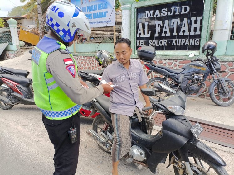 Polresta Kupang Kota Terus Lakukan Himbauan Penggunaan Helem Saat Berkendara Sepeda Motor Ke Tempat Ibadah