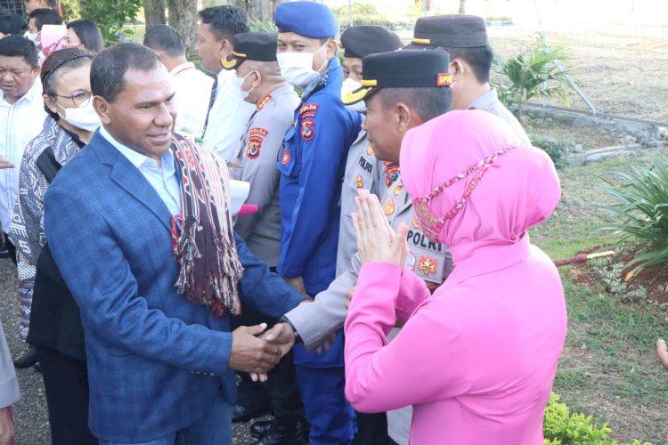 Kapolresta Kupang Kota Sambut Kedatangan Kapolda NTT di Bandara El Tari Kupang