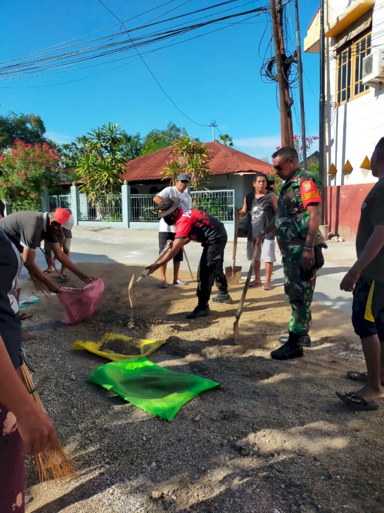 Bhabinkantibmas NBD Bersama Warga Bersihakan Kerikil di Jalan