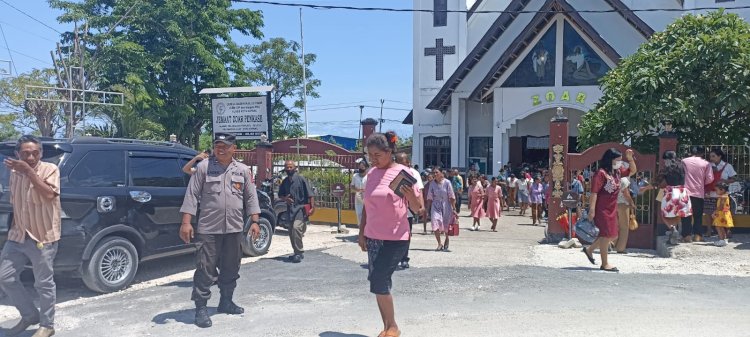 Terus Lakukan Himbauan Tertib berlalulintas, Polsek Alak Laksanakan Pengamanan Kebaktian Minggu di Sejumlah Gereja