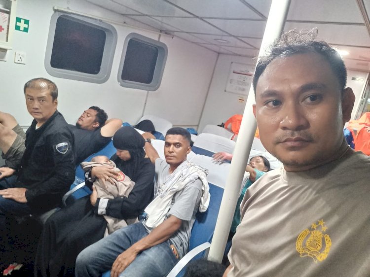 Gunakan Pakaian Dinas Untuk Selimuti Bayi Korban KMP Cantika 77, Personel Polresta Kupang Kota Bantu Evakuasi Korban di Tengah Laut