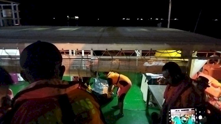Personel Polsubsektor Pelabuahan Tenau Terus Lakukan Pengamanan Evakuasi Korban KFC Expres Cantika 77