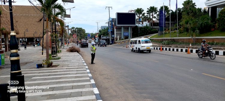 Lakukan Himbauan Tertib Berlalulintas, Sat Lantas Polresta Kupang Kota Pantau Zona Dilarang Parkir di Denap Hotel Aston