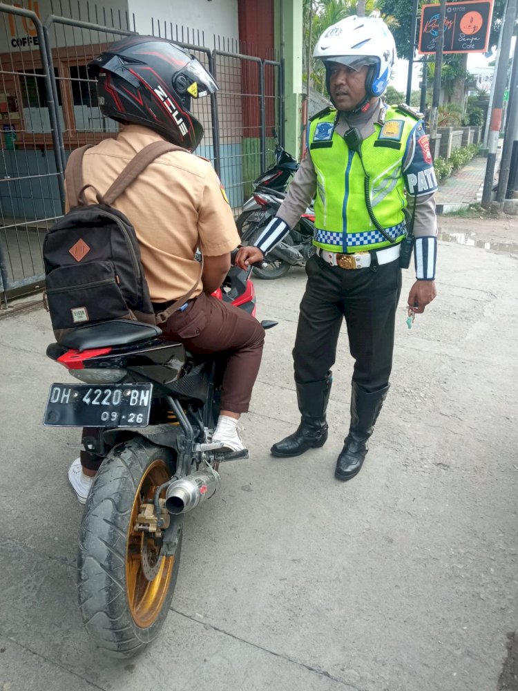Amankan Kegiatan Peringatan Hari Pahlawan di Dharmaloka, Personel Polresta Kupang Kota Beri Teguran Bagi Pengendara Motor Berknalpot Racing.