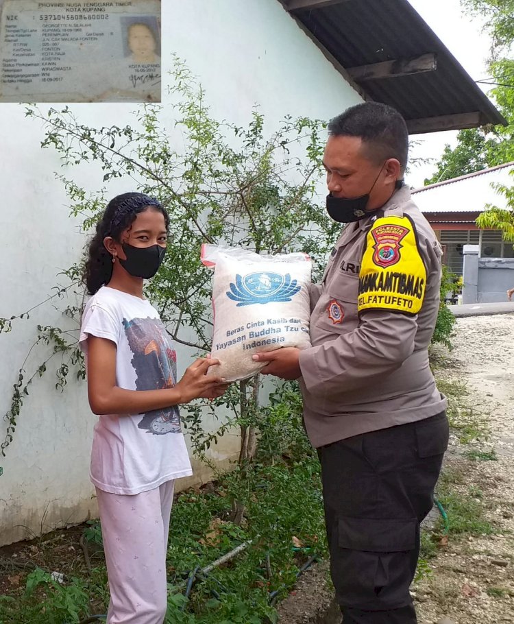 Bhabinkamtibmas Kelurahan Fatufeto Bantu Salurkan Bantuan  Kepada Warga Masyarakat