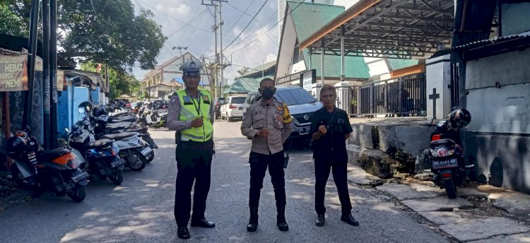 Bhabinkamtibmas Laksanakan Pengamanan Gereja Imbau Masyarakat Agar Tetap Terapkan Protokol Kesehatan