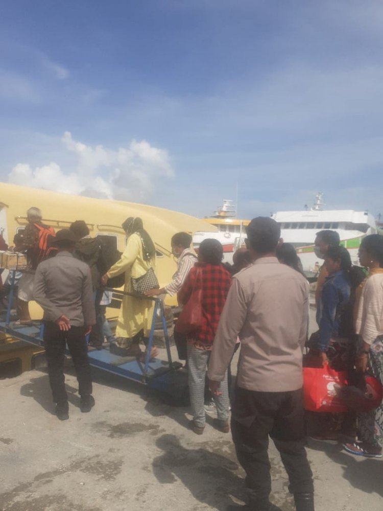 Ingatkan Tetap Terapkan Prokes Personel Polresta Kupang Kota Melaksanakan Giat Pengamanan Embarkasi Penumpang KFC Express Bahari