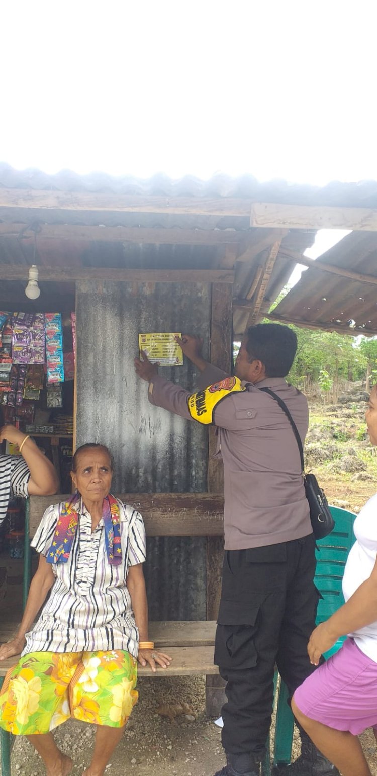 Cegah Kriminalitas, Bhabinkamtibmas Polresta Kupang Kota Tempel Stiker Himbauan