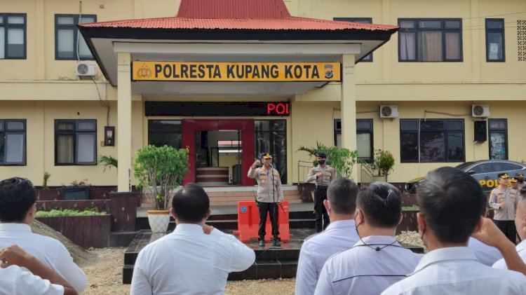 Jadilah Seorang Polisi Penolong, Kapolresta Kupang Kota Pimpin Apel Senin Pagi.