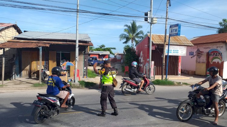 Antisipasi Kemacetan, Bhabinkamtibmas Polresta Kupang Kota Rutin Laksanakan Pengaturan Lalin