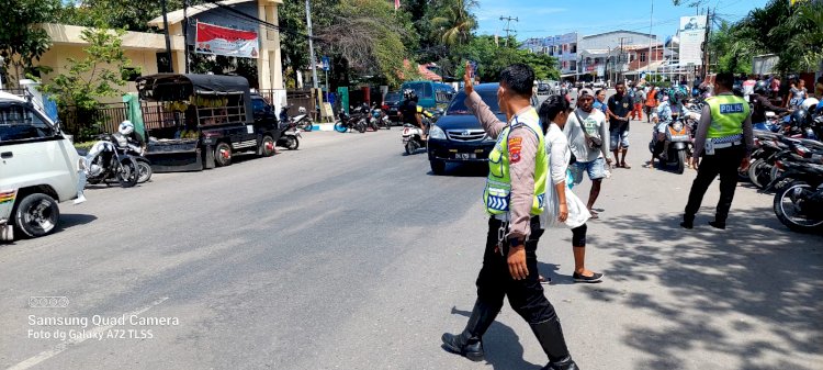 Pastikan Kelancaran Arus Lalulintas dan Parkiran Yang Tertib, Sat Lantas Polresta Kupang Kota Laksanakan Pengaturan di Depan Kantor Pos.