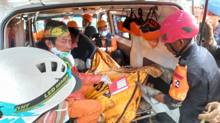 Hujan rintik sejak pagi tak halangi evakuasi 5 korban gempa Cianjur