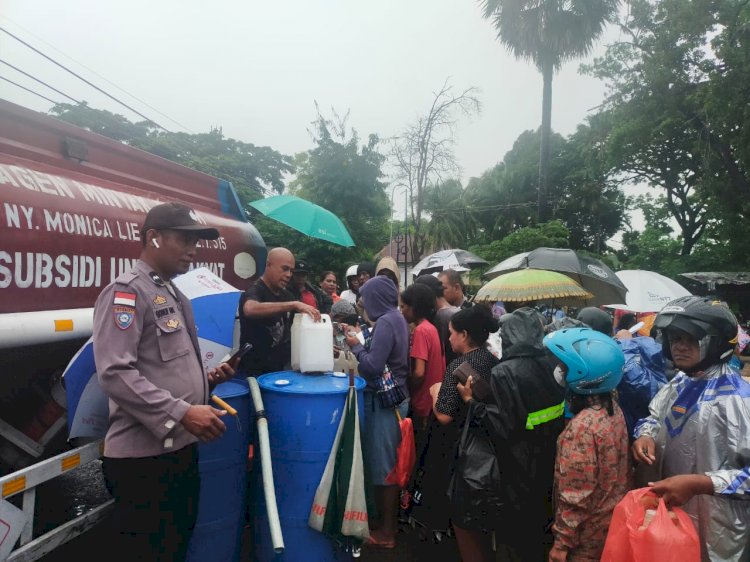 Bhabinkamtibmas Polresta Kupang Kota Amankan Antrian Panjang Warga Untuk Membeli Minyak Tanah