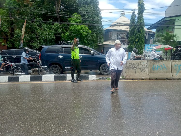 Personel Polresta Kupang Kota Amankan Ibadah Sholat Jumat di Masjid-Masjid Kota Kupang.