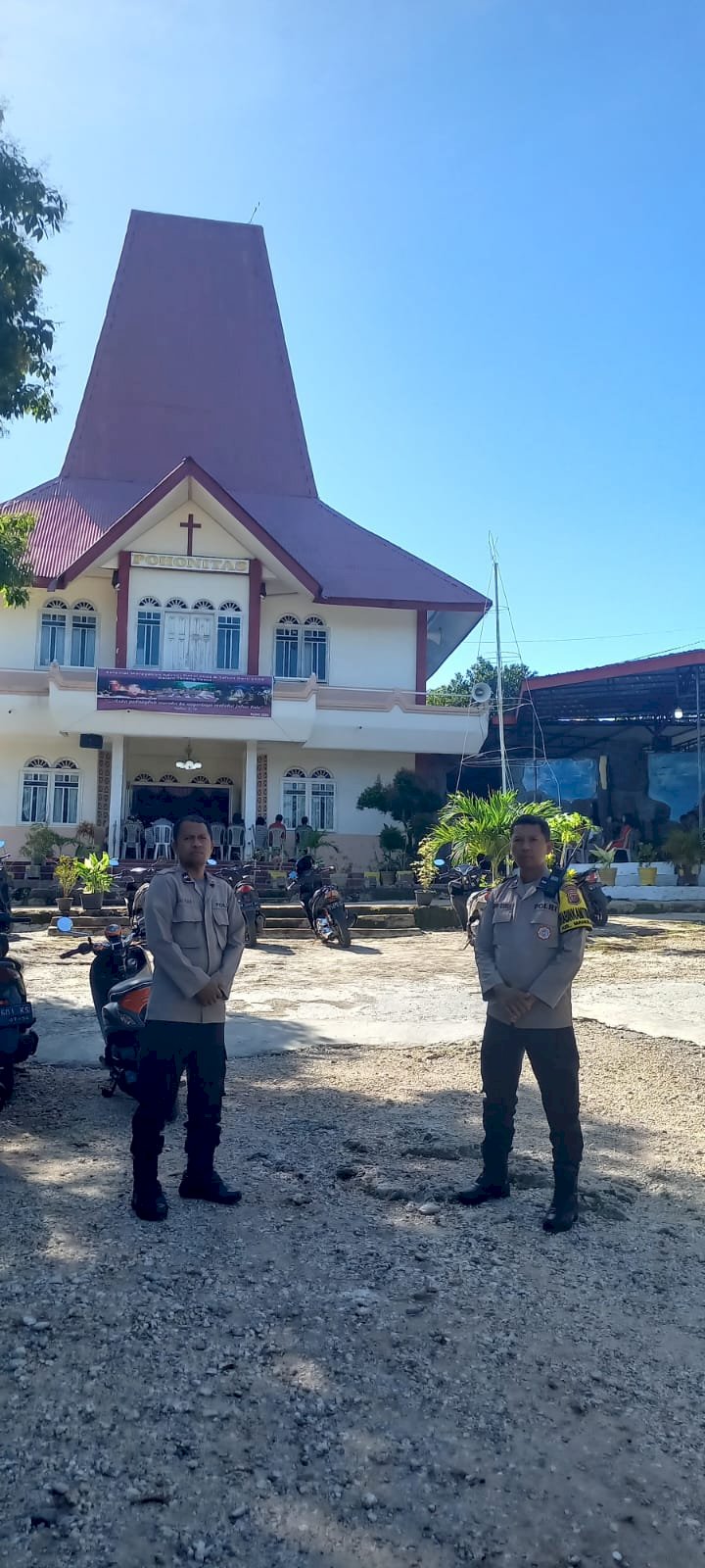 Upaya Memberikan Rasa Aman, Personel Polresta Kupang Kota Rutin Laksanakan Pengamanan Geraja Pada Hari Minggu