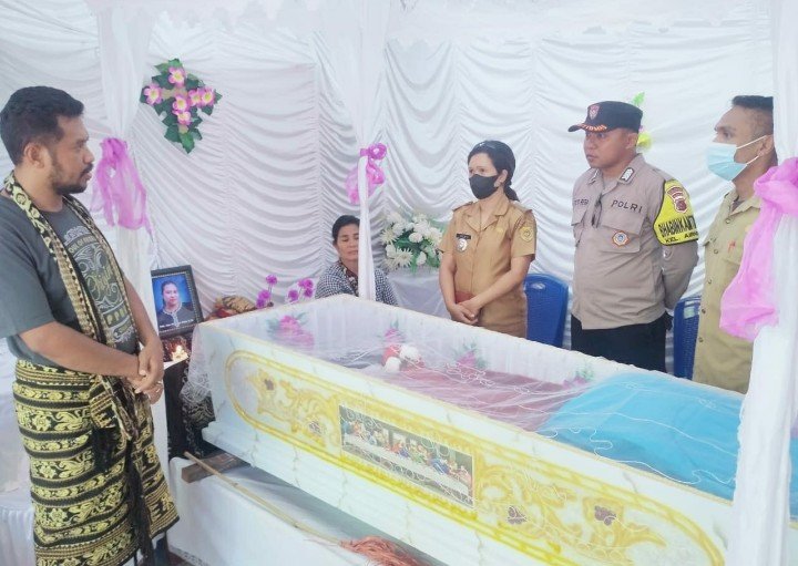 Ikut Berbelasungkawa, Bhabinkamtibmas Kelurahan Airnona Sambangi Warganya Yang Berduka