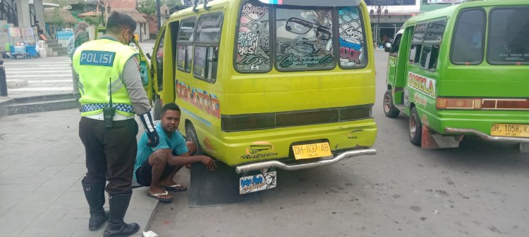 Beresiko Menimbulkan Kecelakaan, Anggota Pos Polisi Kanaan dan LLBK Mencopot Penahan Air Microlet
