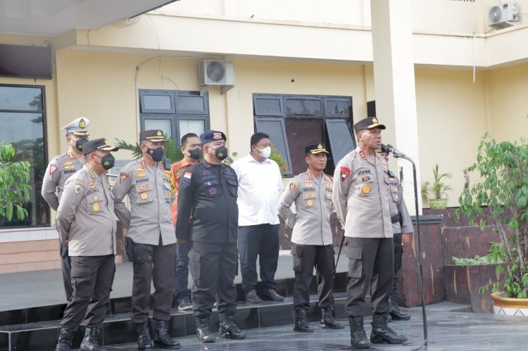 Laksanakan Kunjungan Kerja Ke Polresta Kupang Kota, Kapolda Ntt Beri Piagam Penghargaan Kepada Anggota Berprestasi
