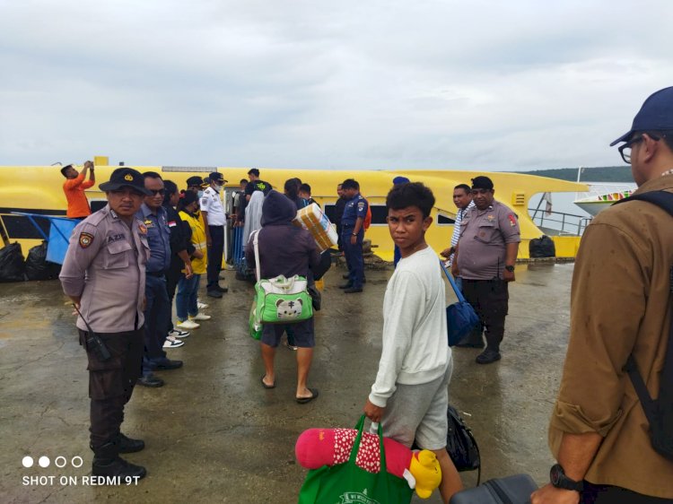 Antisipasi Lonjakan Penumpang, Personel Posko Terpadu Nataru Pelabuhan Tenau Laksanakan Pengamanan Embarkasi Penumpang Kapal