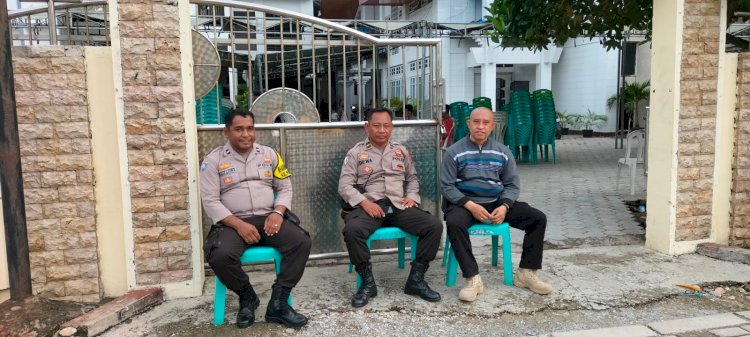 Personel Polresta Kupang Kota Laksanakan Pengamanan Perayaan Natal Anak dan Remaja di Gereja Talitakumi