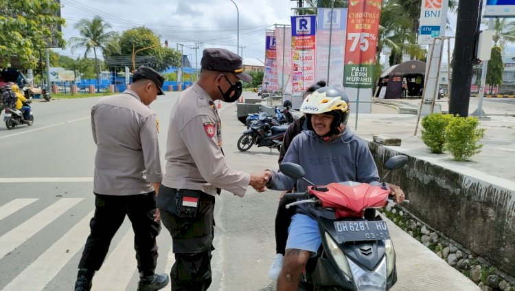 Laksanakan Pengaturan Arus Lalin, Personel Pospam Flobamora Mall Lakukan Himbauan Tertib Berlalulintas
