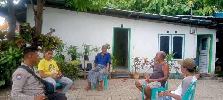 Laksanakan Patroli Dialogis, Bhabinkamtibmas Polresta Kupang Kota Sambangi Rumah Warga