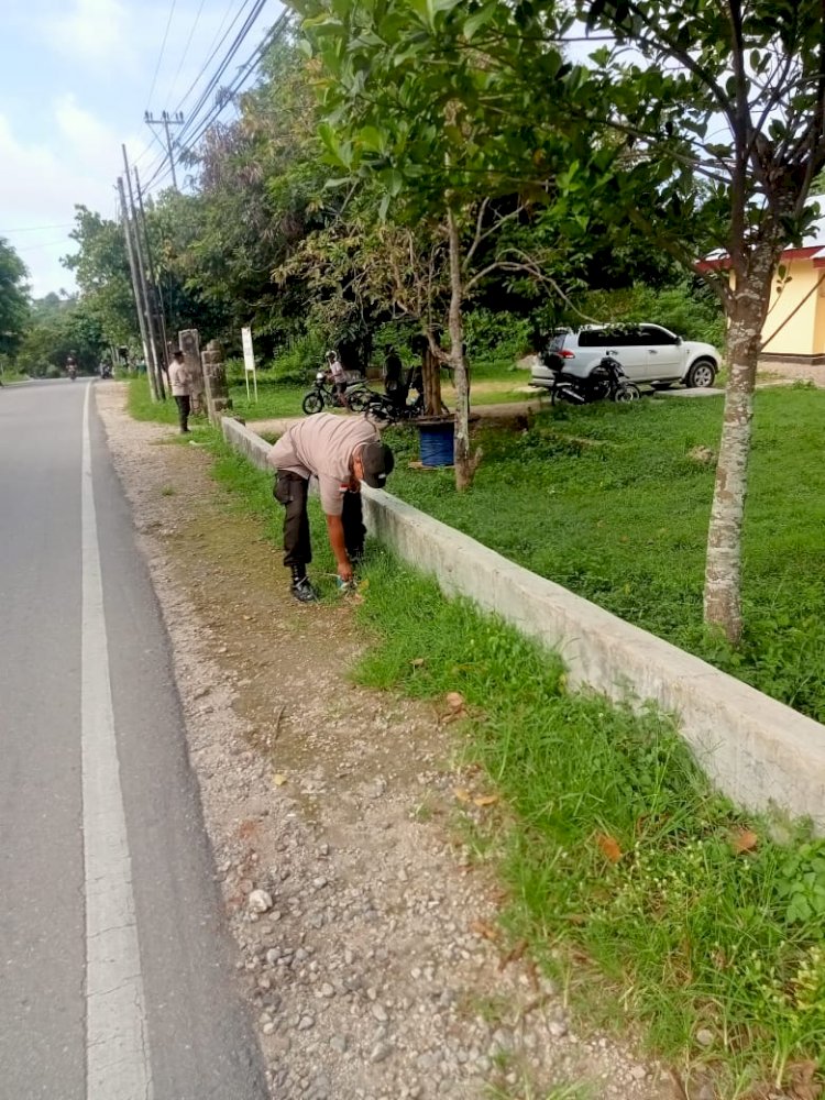 Bhabinkamtibmas dan Warga Masyarakat Laksanakan Kerja Bakti di Pospol Batuplat