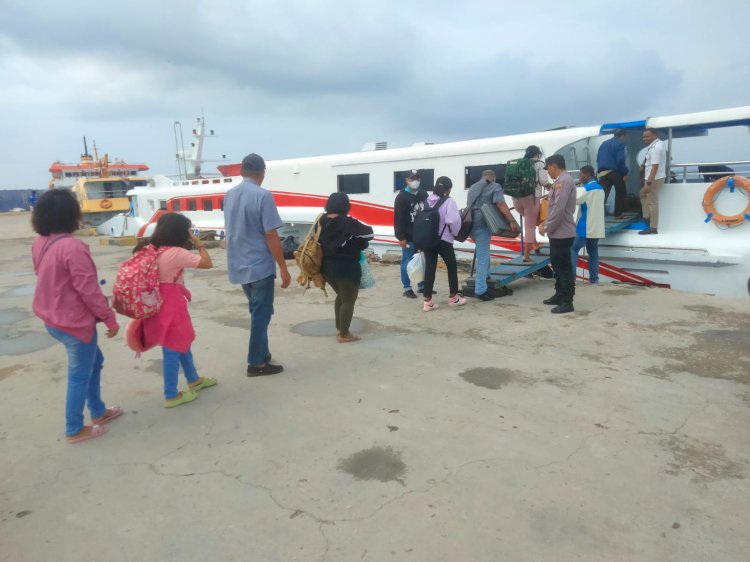 Personel Polresta Kupang Kota Melaksanakan Giat Pengamanan Embarkasi Penumpang KFC Express Bahari