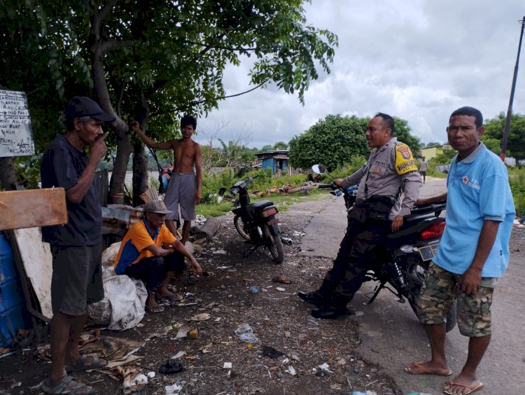 Silaturahmi Dan Sampaikan Pesan Kamtibmas, Bhabinkamtibmas Polsek Oebobo Patroli Dialogis Di Wilayah Binaannya