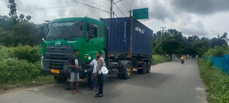 Patwal Sat Lantas Resta Kupang Kota Tertibkan Truk Kontainer.