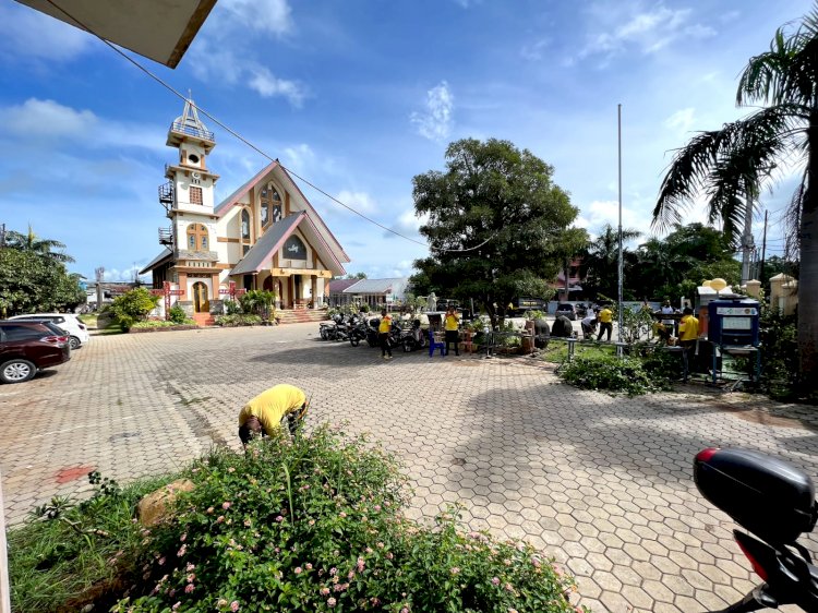 Sebagai Wujud Toleransi, Polresta Kupang Kota Gandeng Umat Islam Kerja Bakti di Gereja.