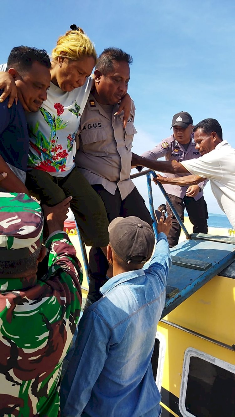 KP3 Laut Tenau Membantu Penumpang Yang Sakit Saat Menaiki Kapal Bahari 1F.