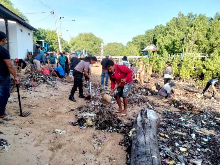 Peduli Lingkungan, Bhabinkamtibmas Polsek Kelapa Lima Polresta Kupang  Kota Bersama Warga Gelar Kerja Bakti