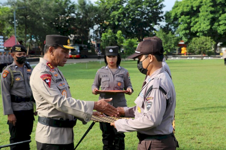 Kapolda NTT berikan penghargaan kepada dua anggota Satpam