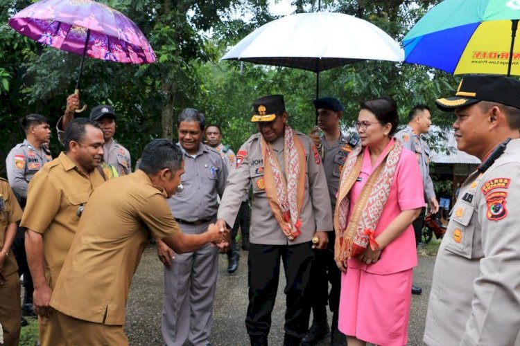 Kapolda NTT Irjen Pol Drs. Johni Asadoma, M.Hum dan Ketua Bhayangkari Daerah NTT Ny. Vera Johni Asadoma berkunjung ke kediaman Nono sang juara dunia Matematika di Kelurahan Buraen, Kecamatan Amarasi Selatan, Kabupaten Kupang.