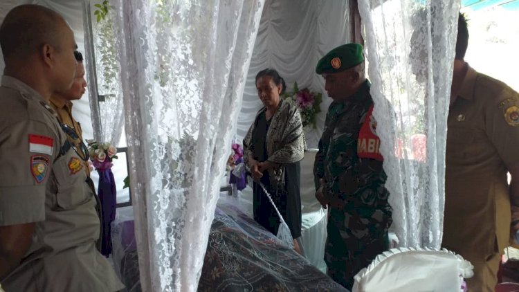 Ikut Berbelasungkawa, Bhabinkamtibmas Sambangi Warganya Yang Berduka