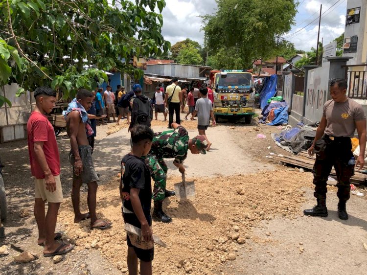 Kolaborasi Bersama Babinsa dan Masyarakat, Sat Binmas Polresta Kupang Kota Kerja Bakti Perbaiki Jalan Rusak di Pasar Oeba