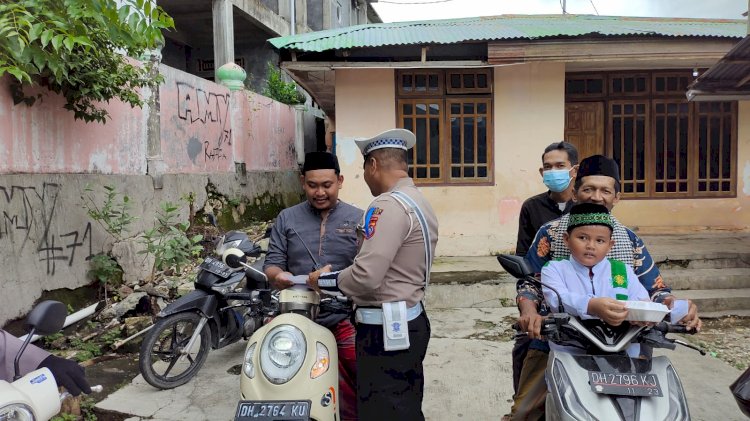 Laksanakan Pengamanan Sholat Jumat, Sat Lantas Polresta Kupang Kota Sampaikan Himbauan Keselamatan Berlalulintas