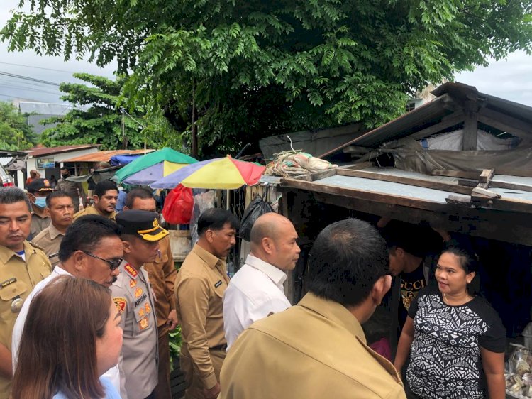 Kapolresta Kupang Kota Dampingi Gubernur NTT dan TPID Kota Kupang Tinjau Harga Sembako di Pasar Kasih Naikoten.
