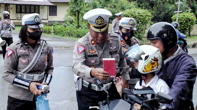 Operasi Keselamatan Turangga Masuki Hari Ke-8, Personel Satlantas Polresta Kupang Kota Terus Lakukan Himbauan dan Pemberian Reward Kepada Pengendara kendaraan bermotor.