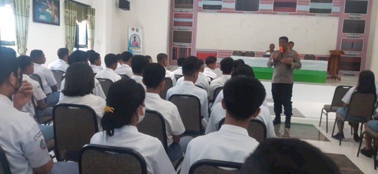 Laksanakan Jum'at Curhat di Sekolah, Kapolsek Oebobo Tekankan Guru Untuk Kontrol Siswanya.